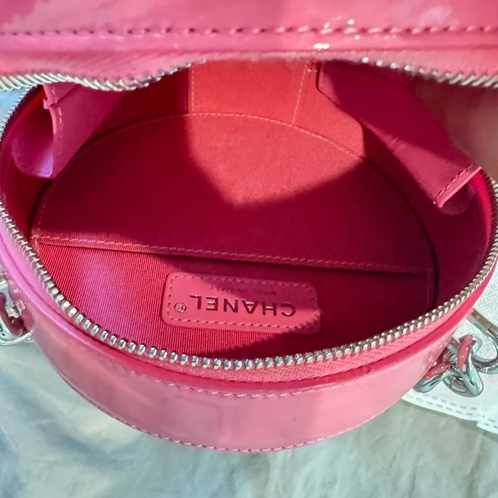 Authentic Chanel round a world bag in great condition - Picture 14 of 16